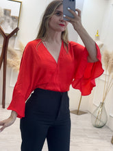Cargar imagen en el visor de la galería, PILAR – Blusa roja con nudo al frente y manga acampanada