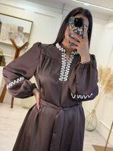 Cargar imagen en el visor de la galería, DAYANARA - Maxi vestido café con detalles bordados