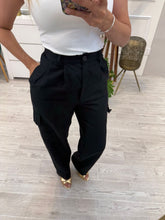 Cargar imagen en el visor de la galería, VALENTINA - Pantalón tipo cargo negro