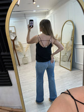 Cargar imagen en el visor de la galería, LORETA – Blusa negra de tirantes cruzados