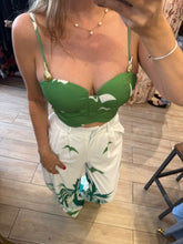 Cargar imagen en el visor de la galería, MILEY - Set pantalón y blusa verde con blanco
