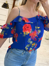 Cargar imagen en el visor de la galería, CAROLINA – Blusa de tirantes azul rey con flores rojas
