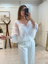 Cargar imagen en el visor de la galería, CLEMENTINE - Panti blusa blanca transparencia