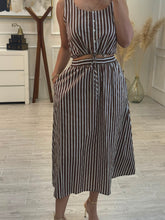 Cargar imagen en el visor de la galería, MEGARA - Set blusa y falda rayas blanco con café