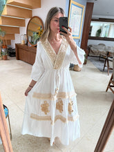 Cargar imagen en el visor de la galería, EMILIANA - Maxi vestido blanco detalles dorados