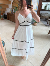 Cargar imagen en el visor de la galería, CHERRY - Maxi vestido blanco tirantes detalles negro