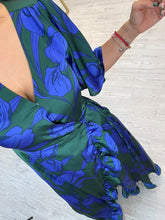 Cargar imagen en el visor de la galería, EURÍDICE – Maxi vestido verde con flores azules cruzado