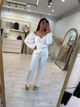 Cargar imagen en el visor de la galería, LIBERTAS – Set blanco de blusa drapeada y pantalón