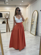 Cargar imagen en el visor de la galería, BEATRICE - Maxi vestido blanco con ladrillo