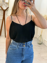 Cargar imagen en el visor de la galería, FLORABEL - Blusa negra tirantes