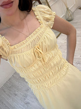Cargar imagen en el visor de la galería, SHARLEENA - Vestido midi amarillo pastel