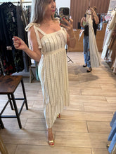 Cargar imagen en el visor de la galería, HALSEY - Maxi vestido beige estampado tirantes