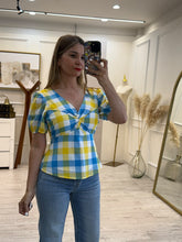 Cargar imagen en el visor de la galería, CLARA – Blusa a cuadros azul y amarillo con nudo