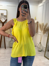 Cargar imagen en el visor de la galería, ANFITRITE – Blusa amarilla sin mangas con olanes