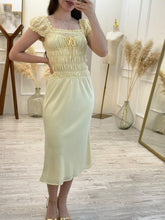 Cargar imagen en el visor de la galería, SHARLEENA - Vestido midi amarillo pastel
