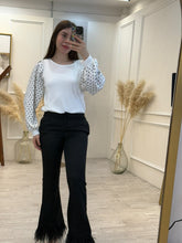 Cargar imagen en el visor de la galería, CIDIPE – Blusa blanca texturizada con mangas de lunares