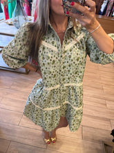 Cargar imagen en el visor de la galería, AFRICA - Vestido corto avena con verde estampado