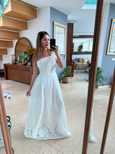 Cargar imagen en el visor de la galería, BEATRICE - Maxi vestido blanco asimetrico