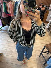 Cargar imagen en el visor de la galería, SAYDA - Blusa negra rayas