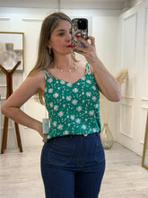 Cargar imagen en el visor de la galería, STACEY - Blusa tirantes verde estampada