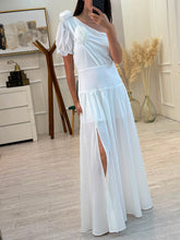 Cargar imagen en el visor de la galería, ILSE - Maxi vestido blanco asimétrico
