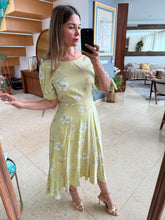 Cargar imagen en el visor de la galería, ANNALISE - Maxi vestido amarillo pastel estampado