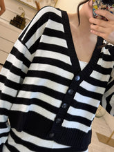 Cargar imagen en el visor de la galería, FÁTIMA – Set cardigan y pantalón tejido a rayas negro y blanco