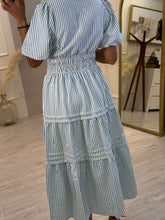 Cargar imagen en el visor de la galería, EGERIA – Maxi vestido a rayas azul y blanco con manga globo