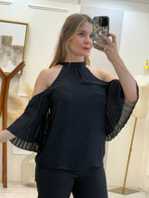 Cargar imagen en el visor de la galería, ÓNIX – Blusa negra halter plisada
