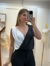 Cargar imagen en el visor de la galería, ELENA – Blusa satinada bicolor negro y blanco con moños