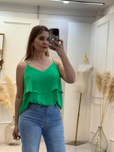 Cargar imagen en el visor de la galería, VERONICA – Blusa verde de tirantes en capas