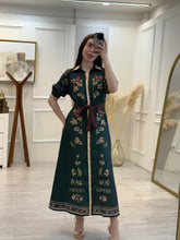 Cargar imagen en el visor de la galería, NIRVANA - Maxi vestido verde estampado floral