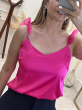 Cargar imagen en el visor de la galería, CARMEN – Blusa fucsia satinada con tirantes de olán