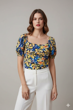 Cargar imagen en el visor de la galería, ESTELA - blusa floral en tonos amarillo y azul con escote cuadrado y mangas abullonadas.