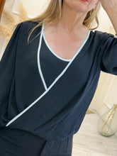 Cargar imagen en el visor de la galería, ANDREA – Blusa negra cruzada con ribete blanco