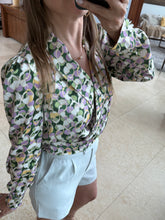 Cargar imagen en el visor de la galería, HELENIA - Blusa verde estampada