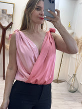 Cargar imagen en el visor de la galería, ROSALIA – Body rosa satinado cruzado con moños