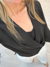 Cargar imagen en el visor de la galería, ELECTRA - Blusa negra