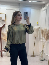 Cargar imagen en el visor de la galería, DOROTEA – Blusa bronce metálica con olanes en hombros
