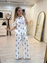 Cargar imagen en el visor de la galería, OKSANA - Set pantalon y blusa estampado flores