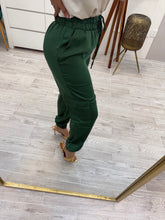 Cargar imagen en el visor de la galería, PALOMA - Pantalón verde tipo cargo