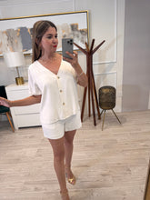 Cargar imagen en el visor de la galería, VANESSA - Blusa blanca manga corta