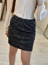 Cargar imagen en el visor de la galería, CHILA - Falda animal print