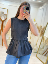Cargar imagen en el visor de la galería, MICAELA - Blusa negra sin mangas