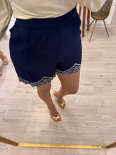 Cargar imagen en el visor de la galería, LINDY - Short azul marino detalle de encaje