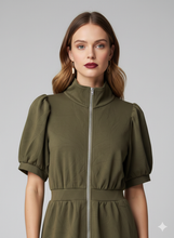 Cargar imagen en el visor de la galería, Benedetta
Un vestido de inspiración utility en un profundo verde oliva, confeccionado en un tejido de punto con cuerpo que define la silueta con elegancia.
