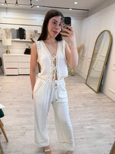 Cargar imagen en el visor de la galería, FRANCINE - Set blusa y pantalon arena
