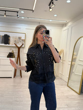 Cargar imagen en el visor de la galería, SORAYA - Camisa negra con apliques