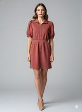 Cargar imagen en el visor de la galería, Belen
Un vestido de inspiración sport-chic en un cálido tono terracota, diseñado con un tejido de punto premium que asegura comodidad y estructura.