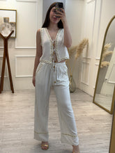Cargar imagen en el visor de la galería, FRANCINE - Set blusa y pantalon arena